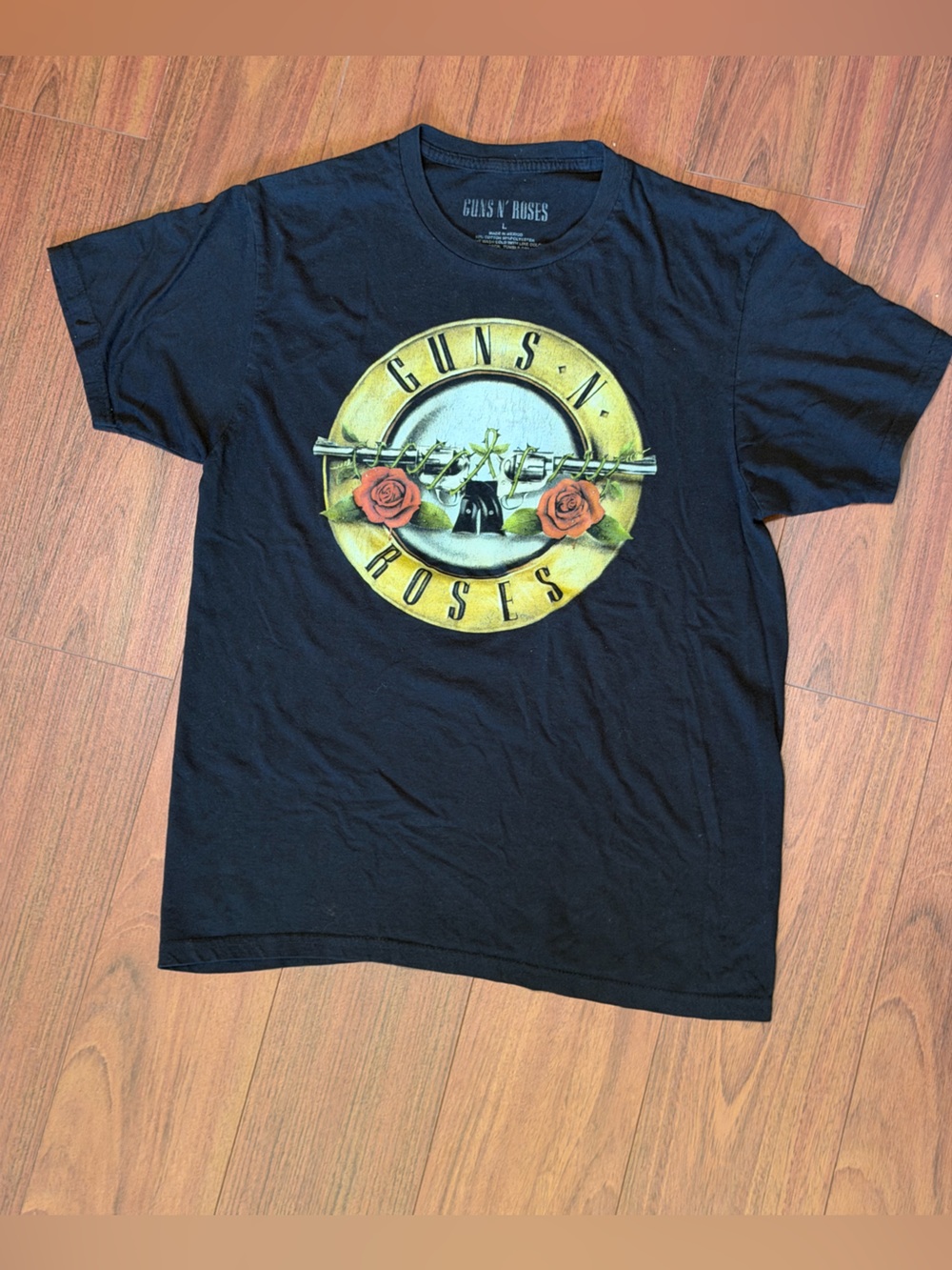 Men’s vintage Guns N’ Roses size large black T-shirt with logo